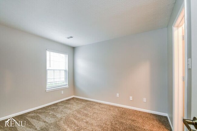 Building Photo - 643 E Pine Ridge Dr