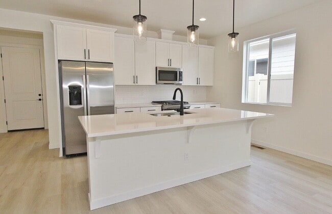Building Photo - Immaculate Single-Level Home in Hope Springs