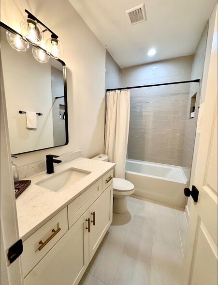 Building Photo - 240 Laurel Ave SW