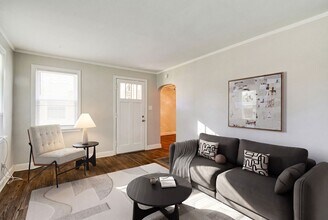 Building Photo - Classic Midtown Duplex