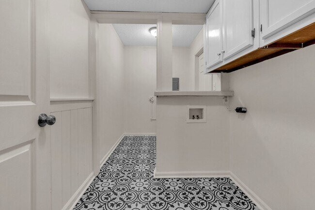 Building Photo - 6503 Evergreen Dr