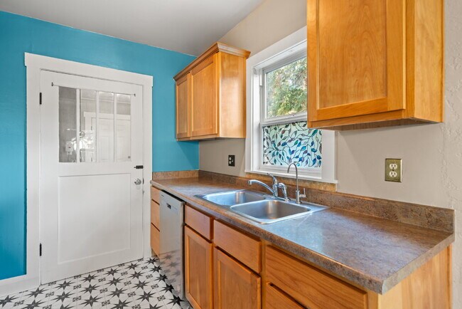Building Photo - 531 Clay St