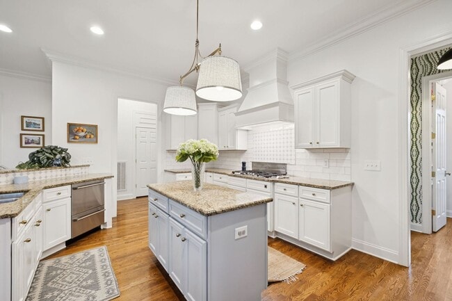 Building Photo - Luxury Executive Rental in Highlands of Ladd Park