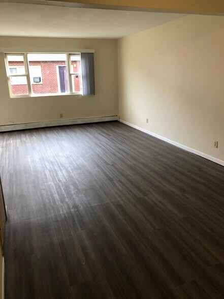 Building Photo - 827 W Hillcrest Dr
