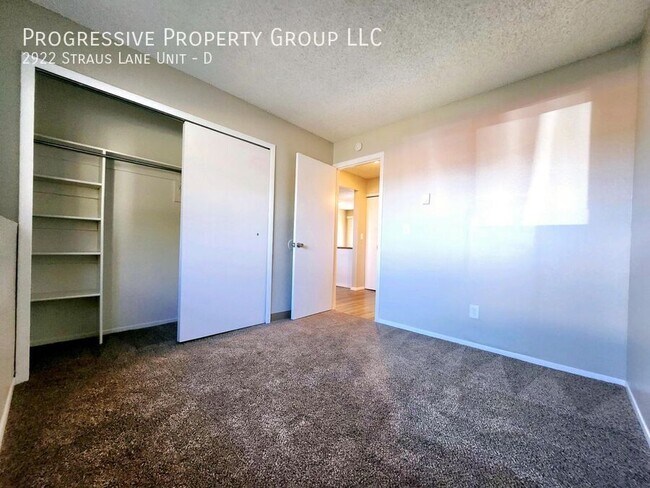 Building Photo - 2922 Straus Ln