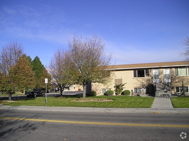 Building Photo - 754 N Saturn Ave