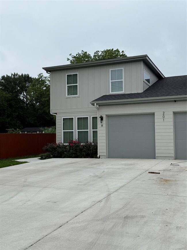 Building Photo - 201 N Vandeveer St