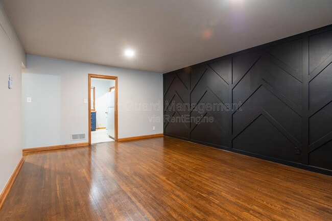 Building Photo - 6102 E Oakwood Dr