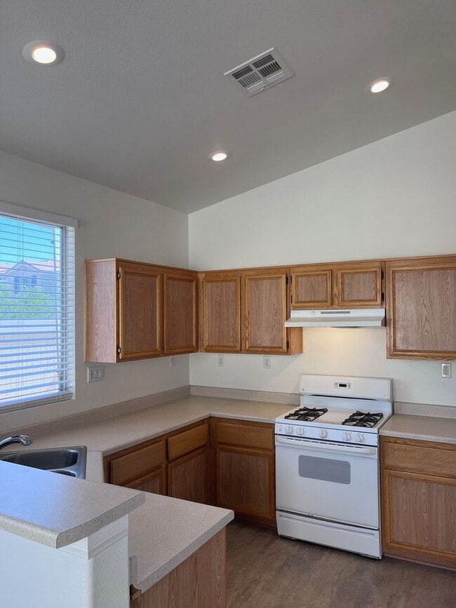 Building Photo - Single Story - 2 bedroom (Gated)