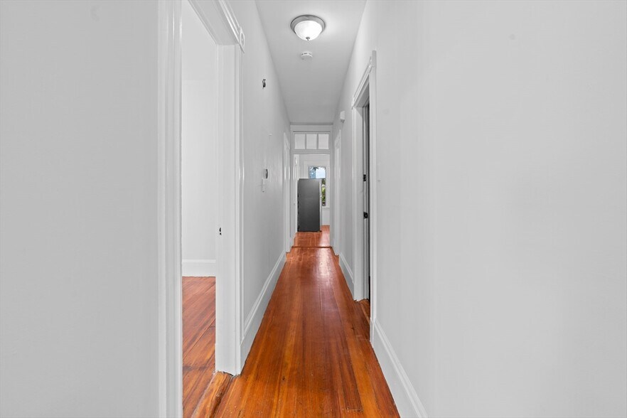 Building Photo - 401 E 7th St