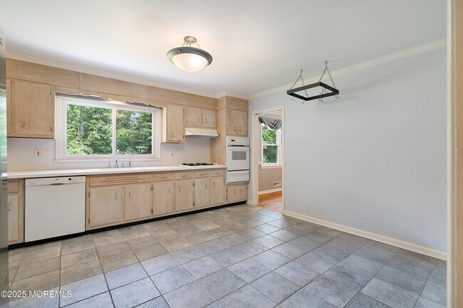 Building Photo - 773 Nutswamp Rd