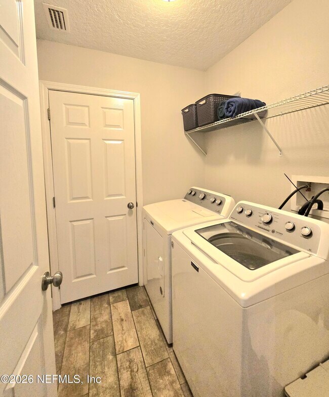 Building Photo - 615 Luna Ct