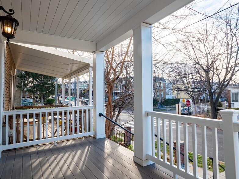 Building Photo - Elegant Petworth townhouse near Rock Creek...