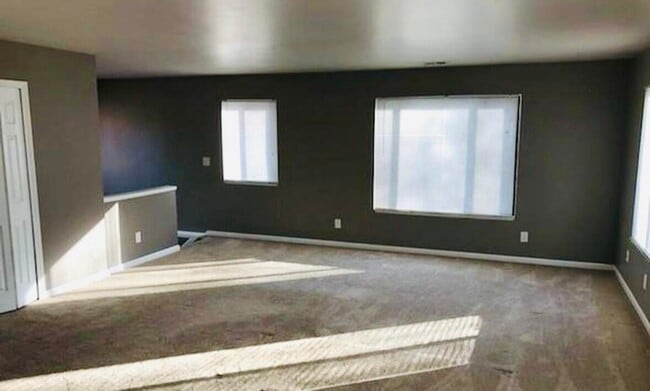 Building Photo - 679 Karmada St