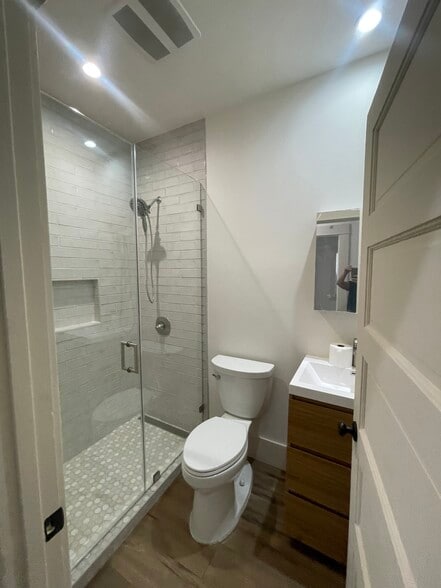 bathroom - 6902 N Figueroa St