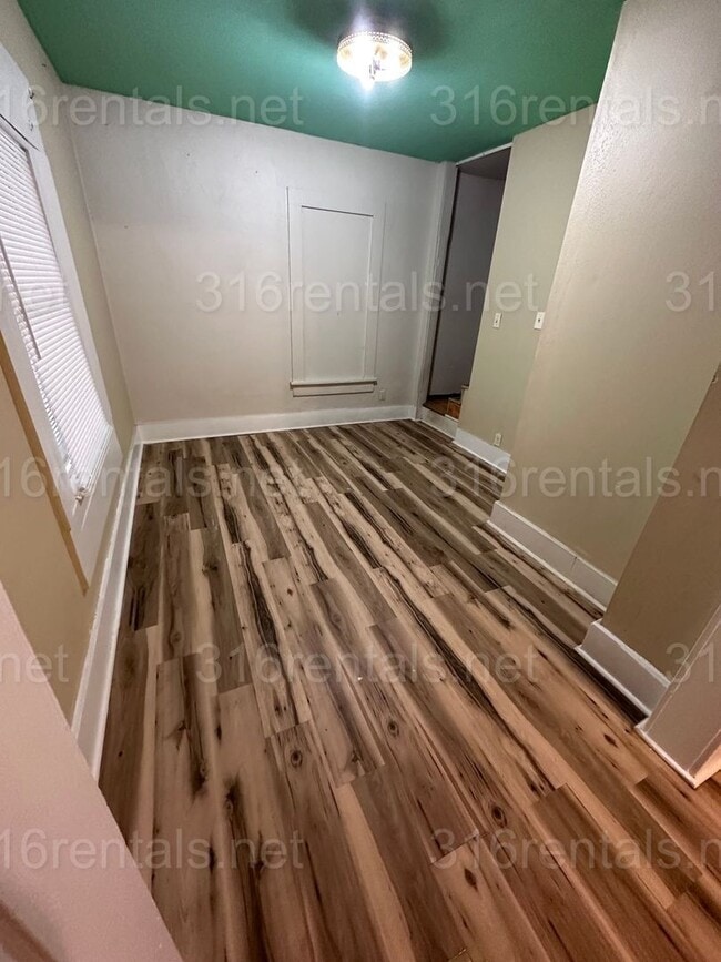 Building Photo - $995 - 3 bed 2 bath - Beautiful Home in De...