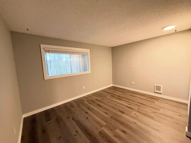 Building Photo - Charming 2-Bedroom Tukwila Townhome with Garage, Parking, Stainless Steel Appliances & Fireplace ...