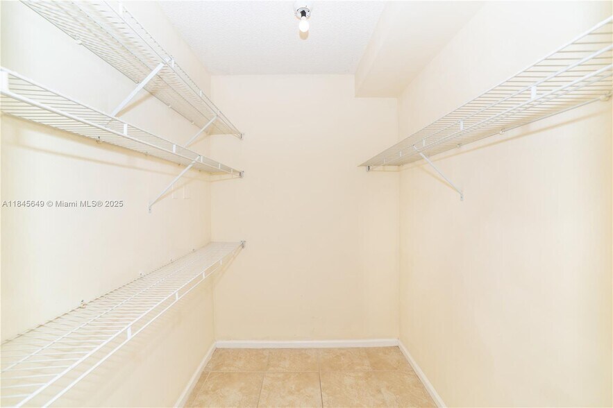 Building Photo - 17150 N Bay Rd