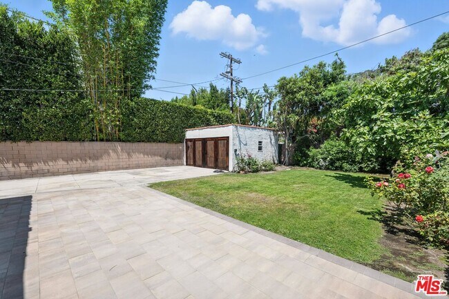 Building Photo - 330 N La Jolla Ave