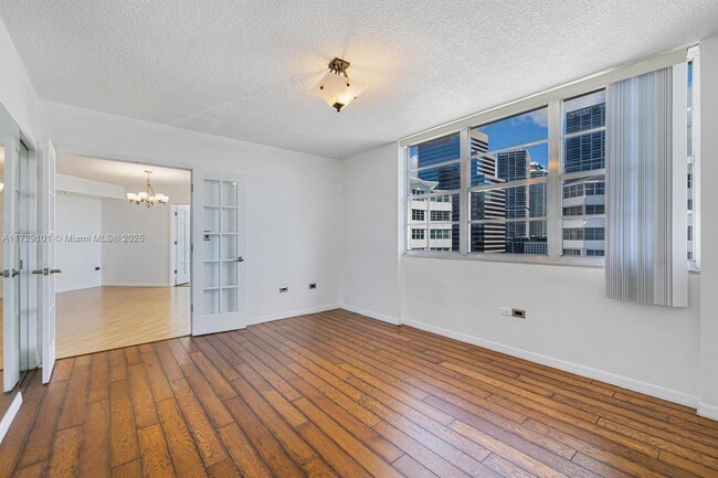 Building Photo - 905 Brickell Bay Dr