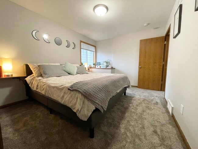 Building Photo - 3018 Maple Valley Dr