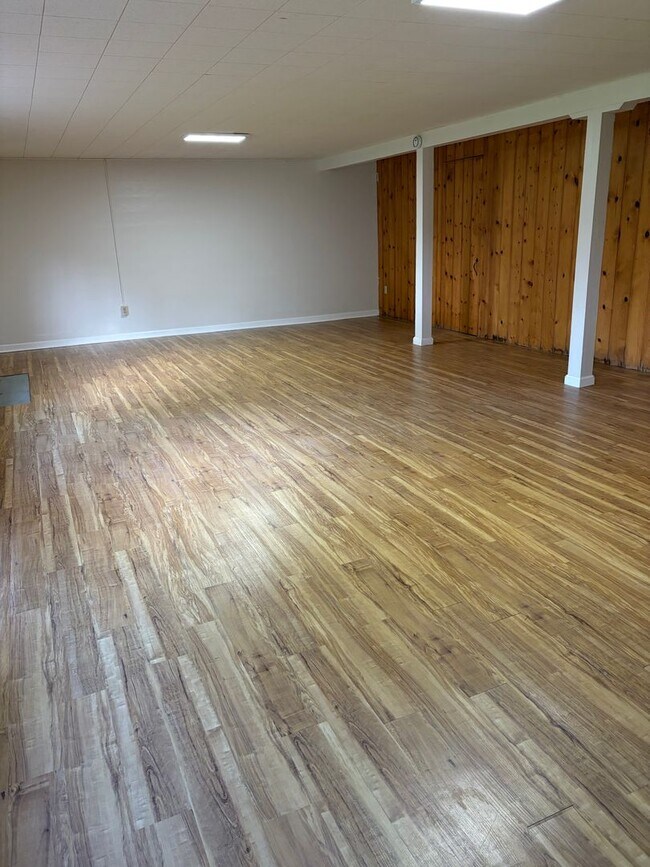 Building Photo - Large home on rural property in Carlton