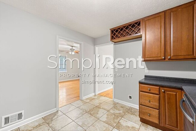 Building Photo - Renovated 3 Bed/ 2 Bath - 1st month free w...