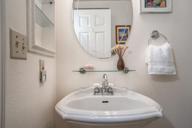 Building Photo - Fully Furnished 2 Bed/1.5 Bath, Maui Gardens Condo with Resort Amenities and Steps to the Beach!