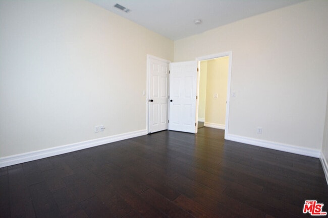 Building Photo - 1093 Avoca Ave