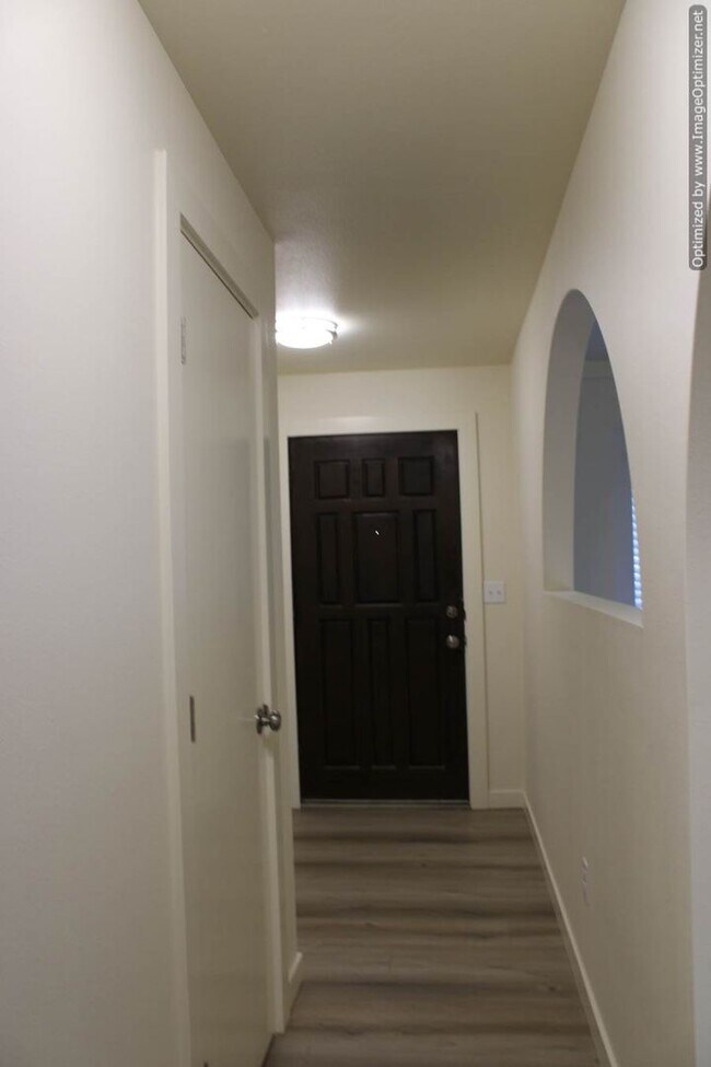 Building Photo - Bright Updated -2 bedroom 2 bath Duplex