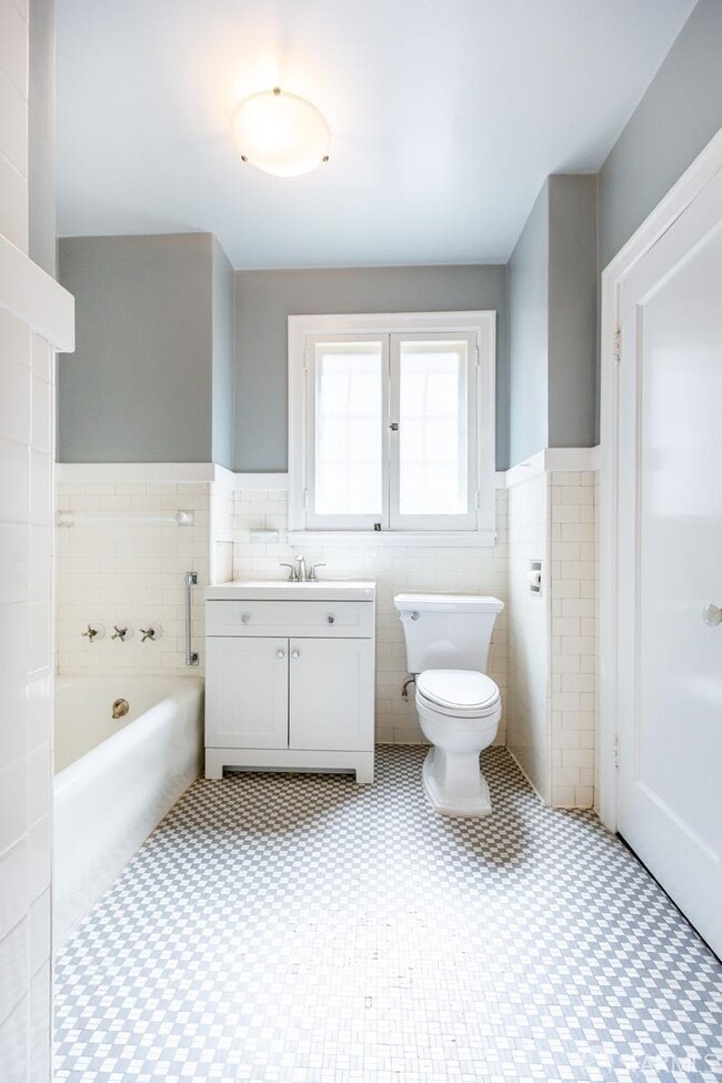 Building Photo - 874 Green St