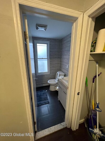 Building Photo - 423 Hudson Ave