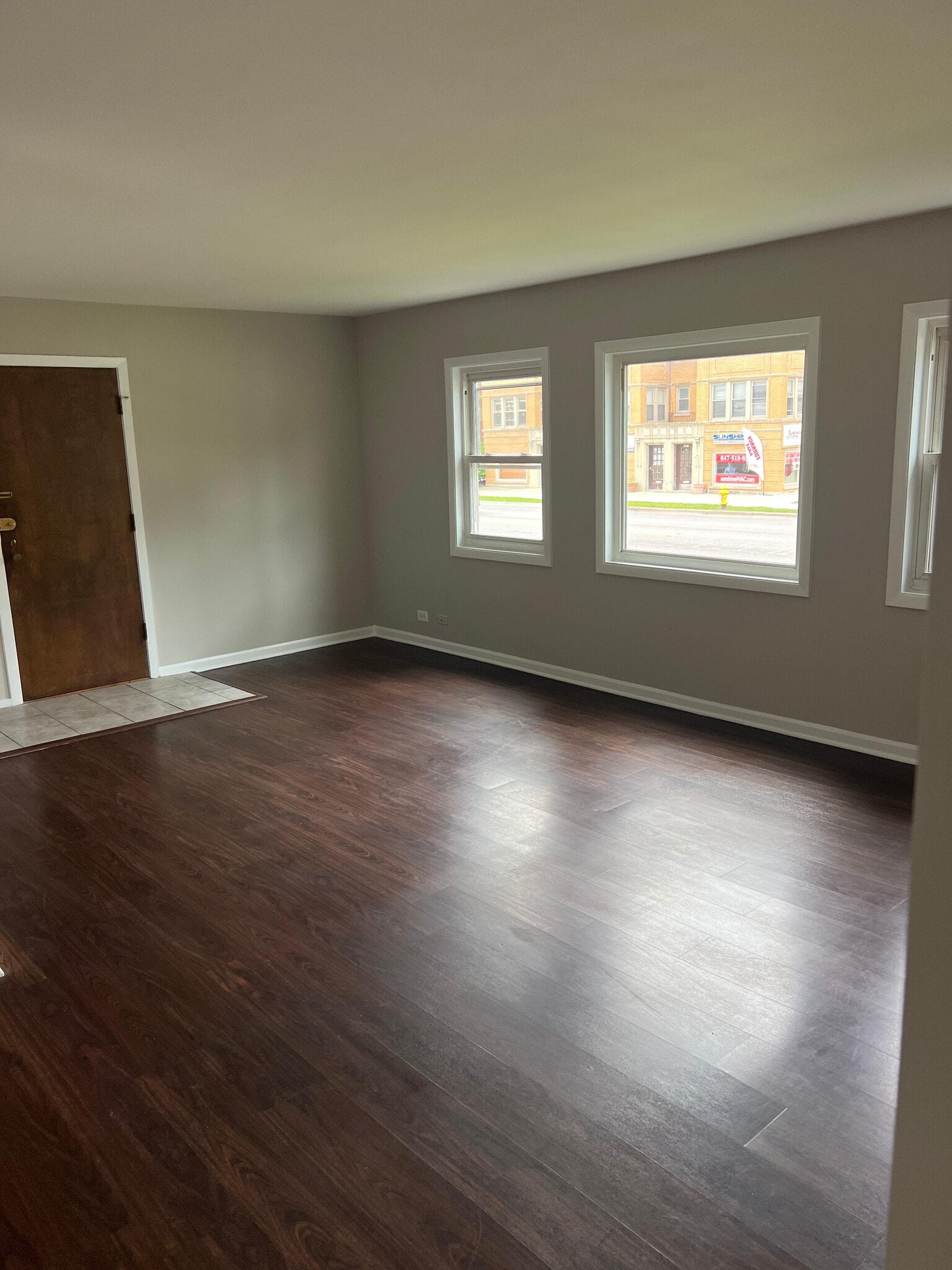 Building Photo - 1050 W Touhy Ave