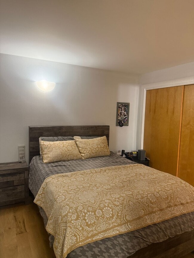 Building Photo - Ground Level Ponds Studio - Partially Furn...