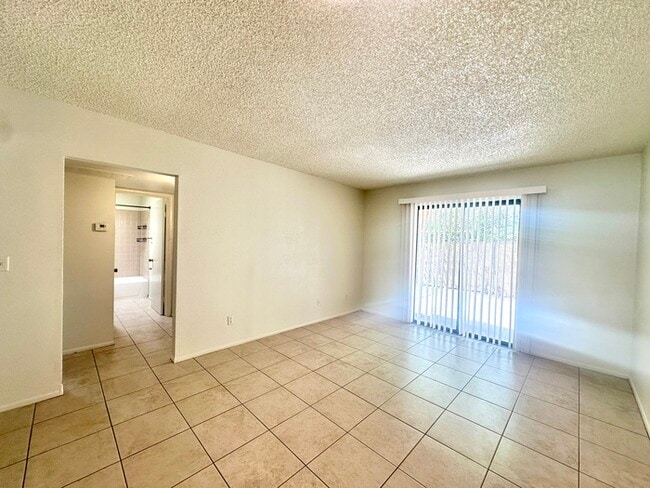 Building Photo - Spacious 2 Bedroom with Large Yard! Walkin...