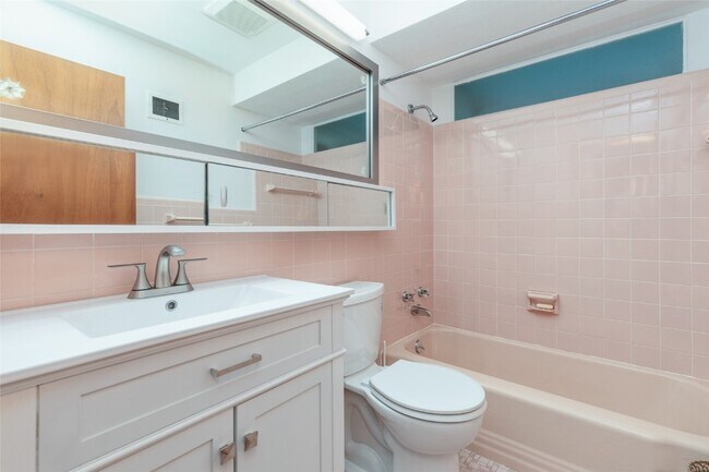 Building Photo - 9715 Grantview Dr