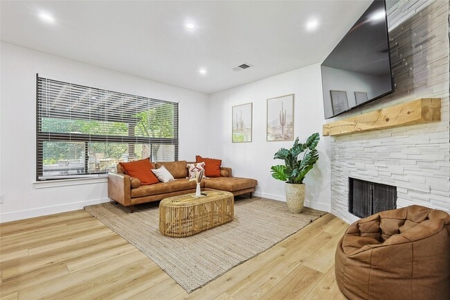 Building Photo - 1088 Pondview Dr