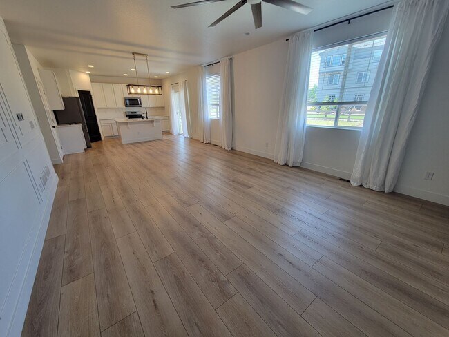 Building Photo - Stunning and spacious 4.5 bedroom, 3 bathroom home located in Morgan Hill
