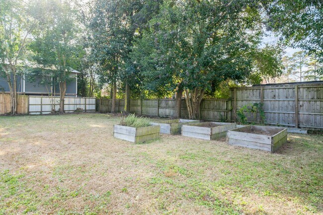 Building Photo - Fully furnished- Beautiful Forest Hills Home