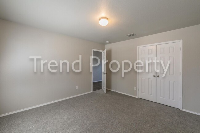 Building Photo - Beautiful Single Story 4 bedroom in Burles...