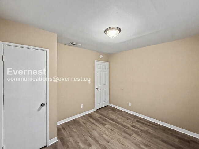 Building Photo - 252 Meadowdale Ave