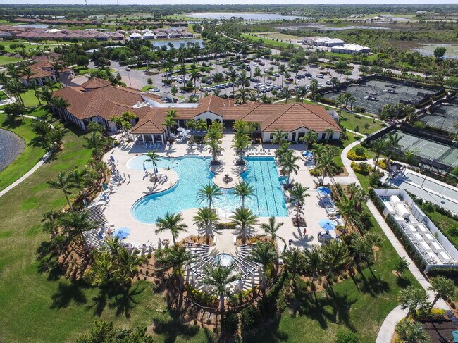 Building Photo - "Spacious 2-Bed, 2-Bath W/Den Condo Retrea...