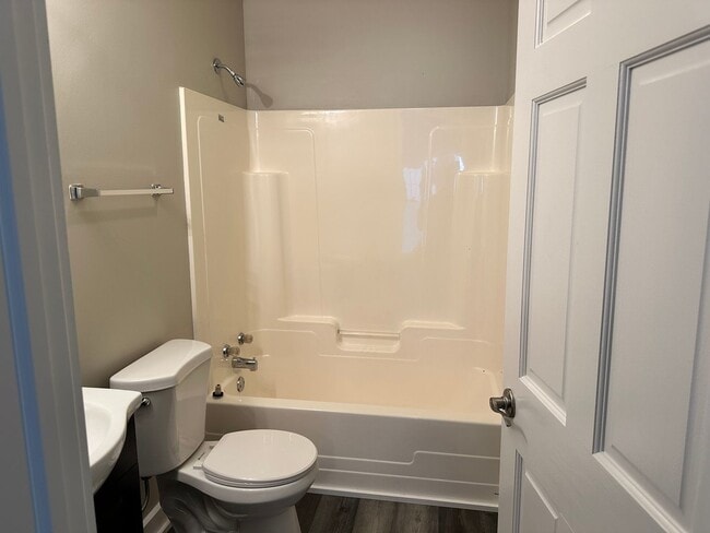 Building Photo - 2 bedroom house with a HUGE loft in Ellet