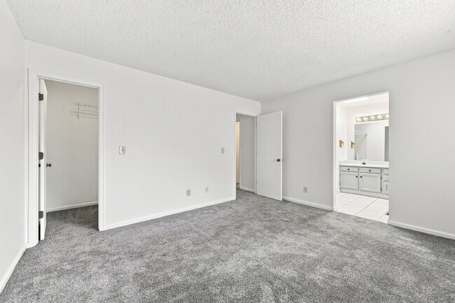 Building Photo - $2,395.95 - 2 Bed, 2.5 Bath Garden Unit in Aurora with Central AC and In Unit Laundry!