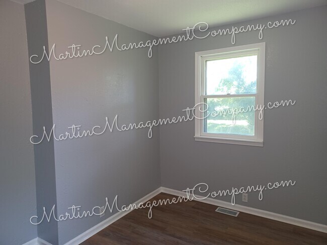 Building Photo - 109 E Clay St