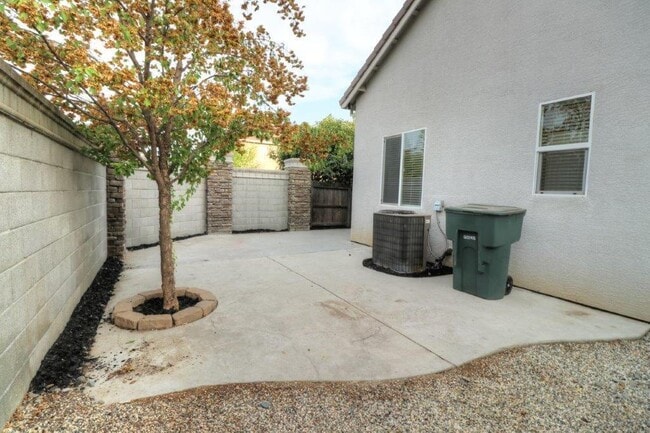 Building Photo - ADORABLE 3/2 Roseville Corner Lot Home!  PLEASE READ ENTIRE AD PRIOR TO CALLING AGENT FOR SHOWING.