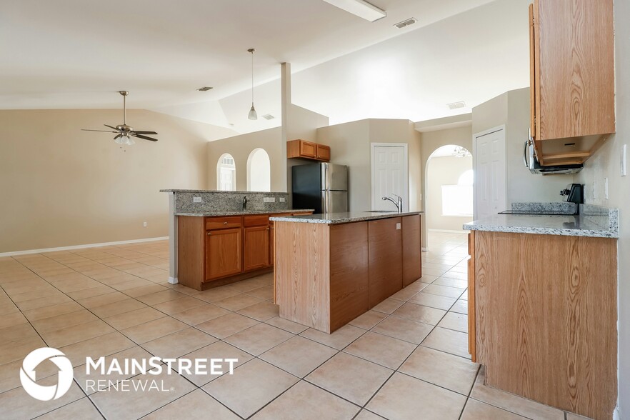 Building Photo - 527 NE 6th Pl