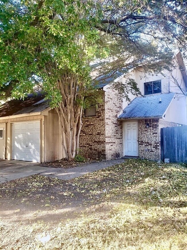 Building Photo - Townhouse Available Now!