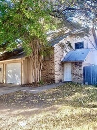 Building Photo - Townhouse Available Now!