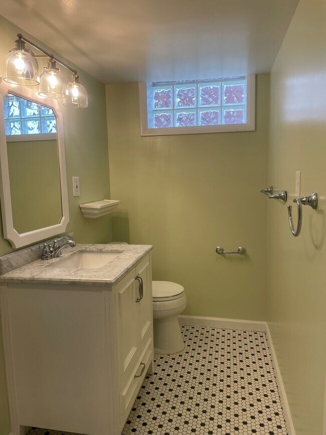 Building Photo - Beautiful Three Bedroom House in N Arlington; Dominion Hills